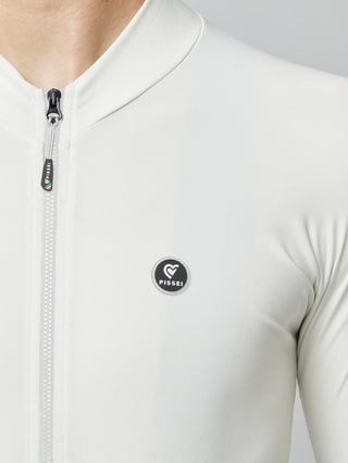 Dettaglio logo Pissei su maglia ciclismo PrimaPelle uomo, finitura di alta qualità e zip termosaldata.