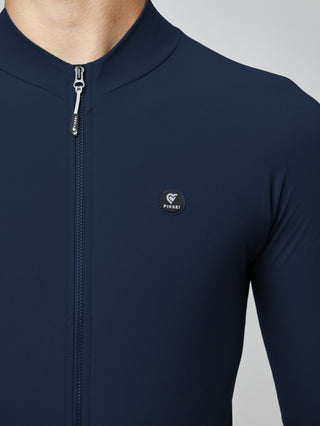 Dettaglio frontale maglia ciclismo Pissei PrimaPelle blu navy, zip integrale e logo Pissei su petto per stile e funzionalità.