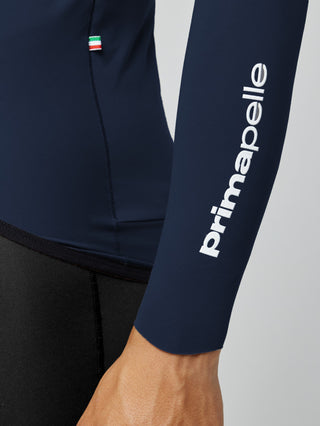 Dettaglio manica maglia ciclismo Pissei PrimaPelle blu navy, logo stampato e tessuto traspirante ad alte prestazioni per uso professionale.