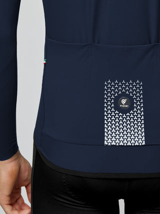 Dettaglio posteriore maglia ciclismo Pissei PrimaPelle blu navy, con logo riflettente e finiture italiane di alta qualità.