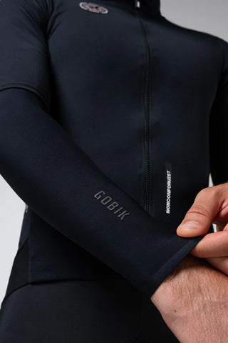 Manicotti da ciclismo Gobik Kaba 2.0 unisex neri, con costruzione a compressione leggera per migliorare la circolazione e ridurre l’affaticamento muscolare.