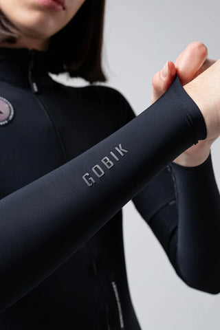 Dettaglio ravvicinato logo Gobik su manicotti termici Kaba 2.0, tessuto tecnico con grip interno per una tenuta stabile durante la pedalata.