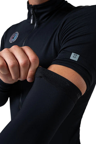Dettaglio manicotti Gobik Kaba 2.0 Pitch Black, design ergonomico con cuciture piatte e fascia antiscivolo per massima aderenza e comfort.