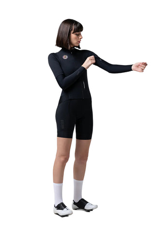 Manicotti Gobik Kaba 2.0 termici unisex neri, indossati da ciclista, ideali per mantenere calore e traspirabilità nelle giornate fredde.