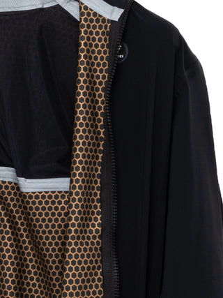 Dettaglio interno mantellina Pissei Rain nero con fodera esagonale isolante e chiusura zip rinforzata, design tecnico per ciclismo su strada in condizioni di pioggia.