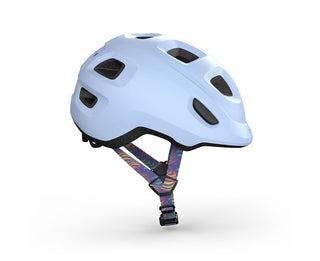 Casco bici bambini MET Hooray azzurro chiaro, vista laterale, con cinturino multicolore e prese d’aria per massima ventilazione e comfort.