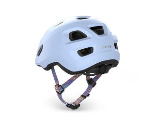 Casco ciclismo bambini MET Hooray azzurro chiaro, vista posteriore, con sistema di regolazione posteriore e logo Hooray riflettente per sicurezza.
