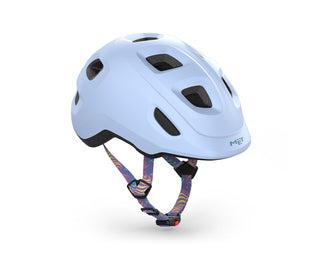 Casco ciclismo MET Hooray per bambini colore azzurro chiaro, design compatto e sicuro con cinturino regolabile multicolore e logo frontale.