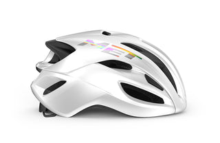 Casco bici corsa MET Rivale MIPS bianco olografico vista laterale, aerodinamico e ventilato per ciclisti professionisti.