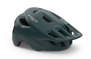 Casco da mountain bike MET Shelter MIPS Stone Blue opaco, vista tre quarti, design aerodinamico e visiera integrata per ciclisti MTB professionisti.