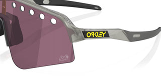 Occhiali da ciclismo Oakley 2025 Tour De France™ Sutro Lite Sweep Prizm Road Black dettaglio logo | BBike