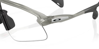 Occhiali da ciclismo Oakley Stunt Devil Clear to Black Iridium Photochromic dettaglio logo | BBike
