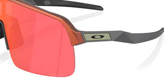 Occhiali da ciclismo Oakley Sutro Lite Forge Collection Prizm Trail Torch vista logo su montatura | BBike