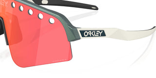 Occhiali da ciclismo Oakley Sutro Lite Sweep Pacific Trail Collection Prizm Trail Torch dettaglio logo | BBike