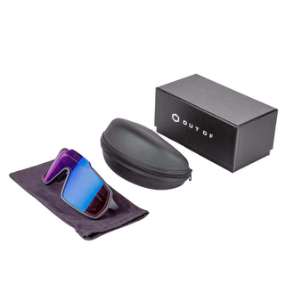 Occhiali Out Of Bot 2 con lente specchiata blu e custodia rigida, design sportivo avvolgente per ciclismo e attività outdoor.