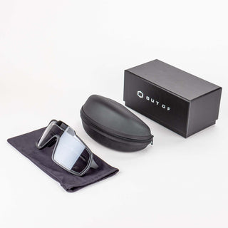 Occhiali Out Of Bot 2 con lente fotocromatica chiara, custodia rigida e panno in microfibra inclusi nella confezione.