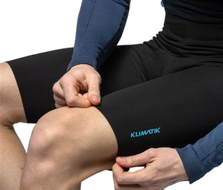 Dettaglio tessuto pantaloncino ciclismo Alè Klimatik K-Master nero con logo azzurro – tecnologia DWR e taglio vivo per alte prestazioni