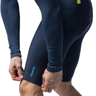 Dettaglio pantaloncino ciclismo Alè Klimatik K-Master uomo colore blu nautica – logo Klimatik sulla coscia. Tessuto termico e idrorepellente per massima protezione.