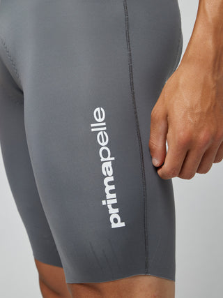Dettaglio logo Pissei Primapelle su pantaloncino da ciclismo tecnico – comfort e qualità Made in Italy.