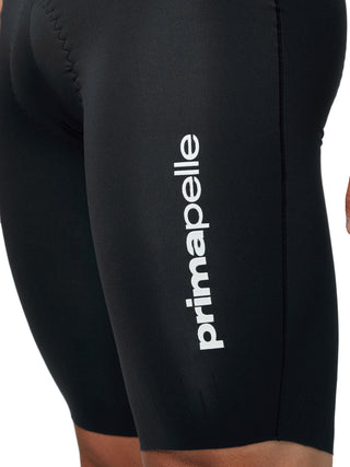 Dettaglio logo Pissei Primapelle su pantaloncino da ciclismo tecnico – qualità Made in Italy per prestazioni elevate.