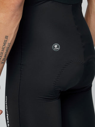 Dettaglio pantaloncino Pissei Primapelle – logo laterale e design tecnico per ciclismo su strada