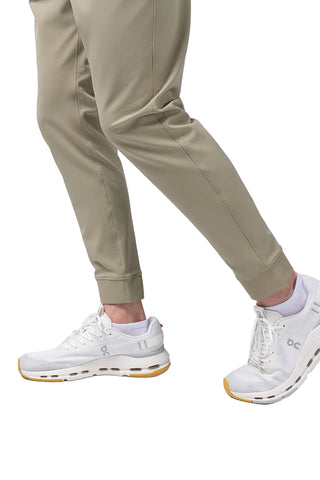 Pantalone jogger Gobik Drifter da uomo dettaglio gamba con fondo elasticizzato e vestibilità slim