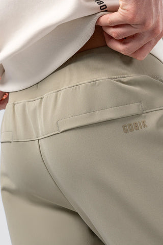 Pantalone jogger Gobik Drifter da uomo dettaglio posteriore con tasca e logo Gobik