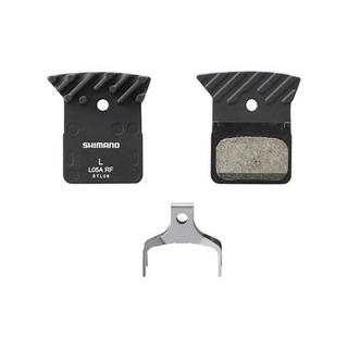 Pastiglie freno Shimano L05A-RF in resina con alette di raffreddamento e molla inclusa per freni a disco a 2 pistoni.
