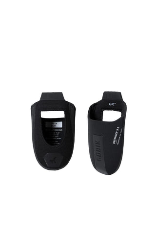 Vista frontale Puntali Gobik Defender 3.0 Pitch Nero, design aerodinamico e scritta in rilievo per maggiore aderenza sulla scarpa.