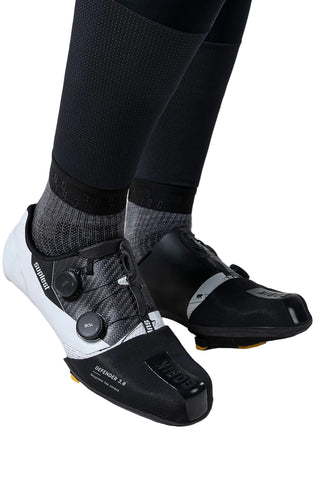 Puntali Unisex Gobik Defender 3.0 Pitch Nero indossati su scarpe da ciclismo, protezione in neoprene contro freddo e pioggia.