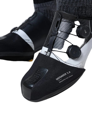 Vista laterale sinistra Puntali Gobik Defender 3.0 Pitch Nero, copripunta in neoprene con finitura impermeabile e dettagli riflettenti.