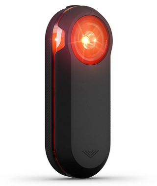 Radar retrovisore Garmin Varia RTL515 vista tre quarti con luce posteriore attiva per sicurezza in bici.