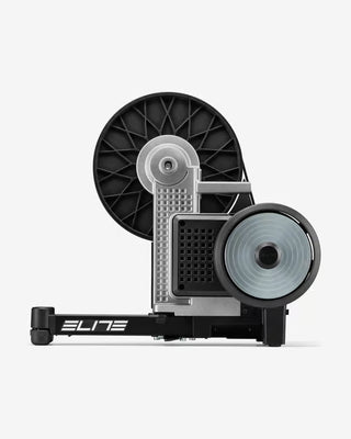 Rullo interattivo Elite Justo 2 visto di lato, trainer professionale per ciclismo indoor ad alta precisione, compatibile con app di allenamento e cassette 11-12 velocità.