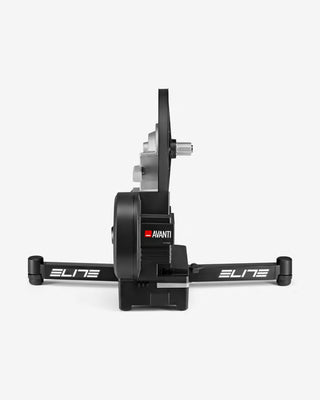 Rullo Elite Justo 2 vista frontale con cassetta installata, smart trainer direct drive per ciclismo avanzato con simulazione realistica e connettività Bluetooth/ANT+.