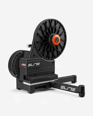 Rullo Elite Justo 2 vista tre quarti, home trainer direct drive per bici da corsa e MTB, struttura stabile e sistema di trasmissione ad alte prestazioni.