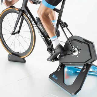 Ciclista su Tacx NEO 2T Smart – Allenamento indoor realistico con rullo interattivo a trasmissione diretta, compatibile Zwift e app fitness