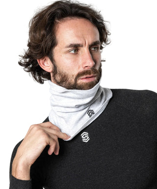 Scaldacollo Silverskin indossato nel colore grigio perla