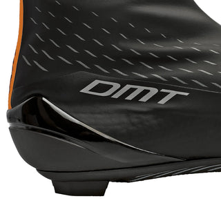 Dettaglio laterale del tallone della scarpa DMT WKR1, con logo DMT argentato su sfondo nero, suola con finitura lucida per un tocco premium e sportivo.