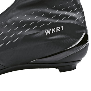 Dettaglio del tallone della scarpa da ciclismo DMT WKR1, con logo WKR1 stampato in bianco su sfondo nero e struttura rinforzata per maggiore stabilità, visuale posteriore ravvicinata.