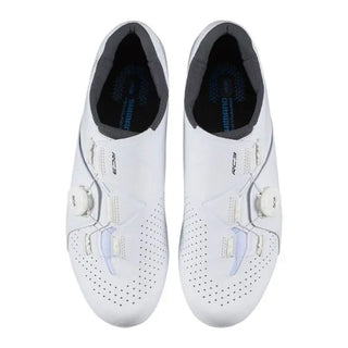 Scarpe Shimano RC3 bianche viste dall’alto, doppia scarpa con chiusura BOA, design aerodinamico e tomaia traforata per traspirabilità.