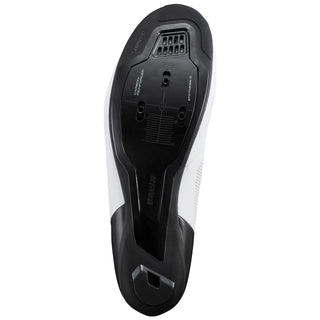 Vista inferiore della scarpa da ciclismo Shimano RC502 bianca con suola in carbonio rinforzato e attacchi SPD-SL per massima trasmissione di potenza – scarpa ideale per ciclismo su strada ad alte prestazioni.