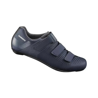 Scarpa da ciclismo Shimano RC100 colore navy con triplo strap in velcro, tomaia traforata per la ventilazione e design aerodinamico per ciclismo su strada.