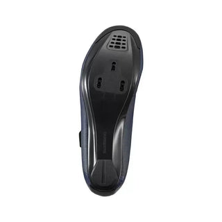Suola rigida in nylon rinforzato con fibra di vetro della scarpa Shimano RC100 navy, compatibile con tacchette SPD-SL a 3 viti, progettata per la massima trasmissione di potenza.