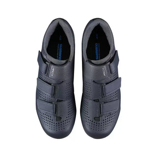 Paio di scarpe Shimano RC100 navy da ciclismo su strada, vista dall’alto, con cinturini in velcro e soletta interna Shimano Dynalast per comfort e performance.