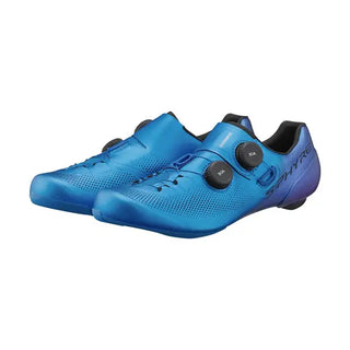 Profilo laterale scarpa Shimano S-Phyre RC903 Blu con sistema di chiusura BOA e tomaia in materiale sintetico premium per il massimo comfort e aerodinamicità su bici da corsa.