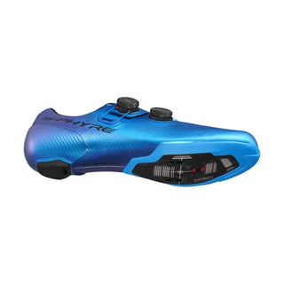 Scarpa Shimano S-Phyre RC903 Blu inclinata, evidenziata la suola in fibra di carbonio con supporto tacchette. Progettata per ciclisti esigenti che cercano il top di gamma in termini di prestazioni.