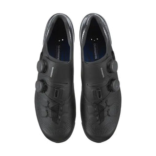 Scarpe Shimano RC903 S-Phyre nere viste dall’alto – doppio rotore BOA, tomaia microforata e struttura avvolgente ad alte prestazioni.