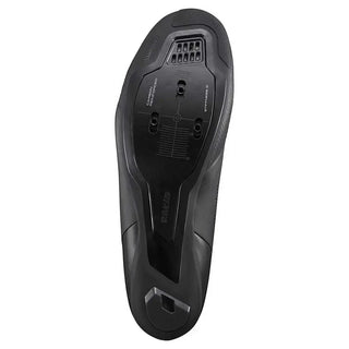 Suola scarpa da ciclismo Shimano RC502 in carbonio rinforzato, con fori di ventilazione e attacchi per tacchette SPD-SL – vista ravvicinata nera con dettagli tecnici.
