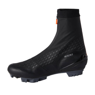 Scarpa da ciclismo invernale DMT WKM1 in vista laterale sinistra, con rivestimento idrorepellente, tecnologia BOA nascosta e zip impermeabile arancione.