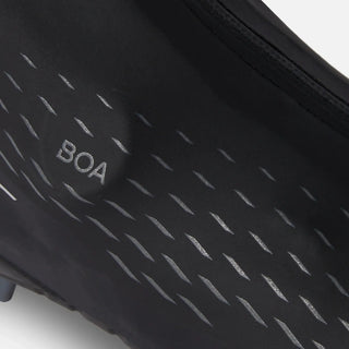 Dettaglio ravvicinato della scarpa da bici DMT WKM1 con chiusura BOA integrata e design impermeabile nero opaco con elementi riflettenti.